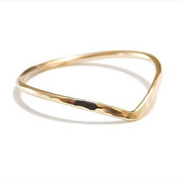 ‼️ONE LEFT‼️❄️☃️🆕Textured Chevron Ring - Picture 2 of 4